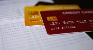 gros plan sur deux cartes de credit rouge et jaune