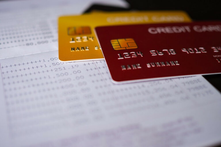 gros plan sur deux cartes de credit rouge et jaune
