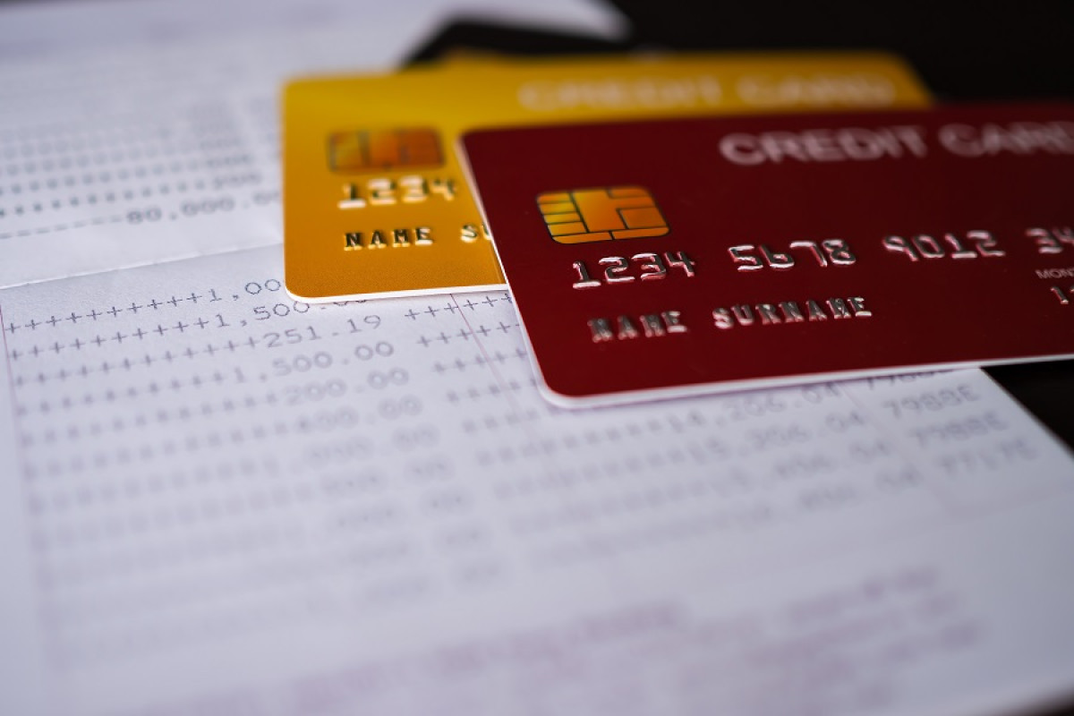 gros plan sur deux cartes de credit rouge et jaune