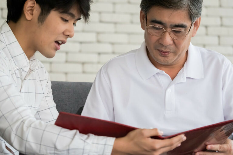 pere et fils etudiants les placements et les assurances de la famille